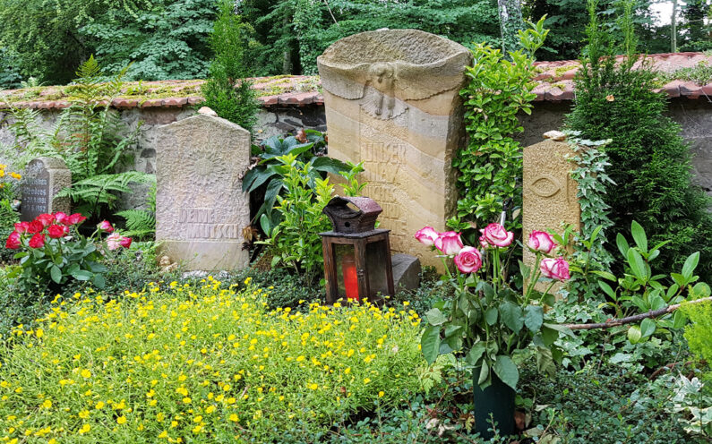 Neustadt an der Orla Evangelischer Friedhof Einzelgrabmal mit Eule - 1