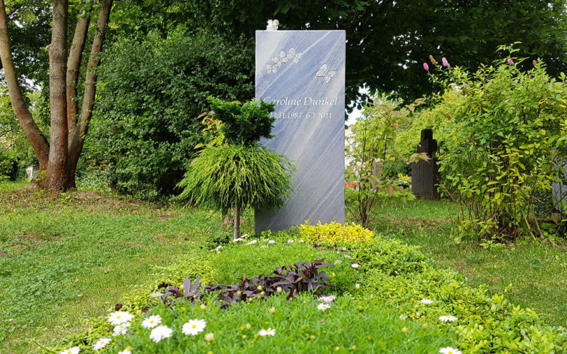 Neustadt an der Orla Evangelischer Friedhof Einzelgrabmal Dunkel - 1