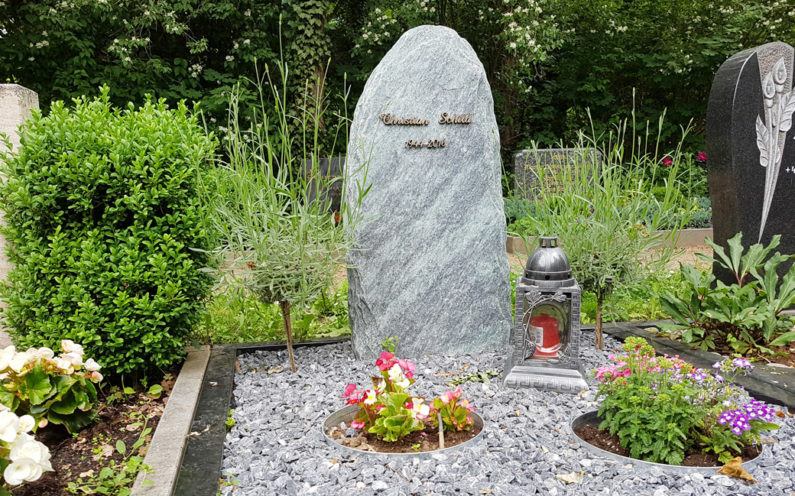 Erfurt Hauptfriedhof Doppelgrabmal Schild - 1