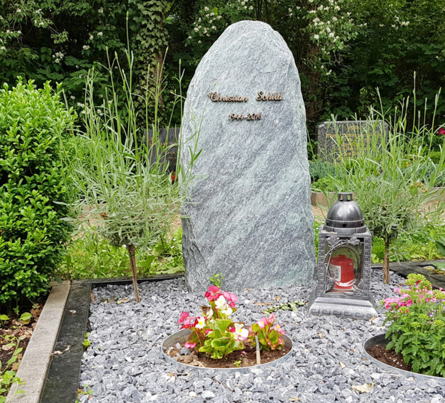 Findling als Doppelgrabstein - Grabstele aus Granit