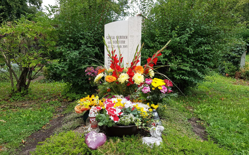 Neustadt an der Orla Evangelischer Friedhof EInzelgrabmal Olbrich - 1