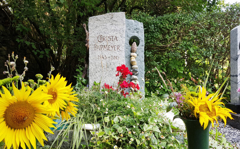 Neustadt an der Orla Evangelischer Friedhof Urnengrabmal Papmeier - 1