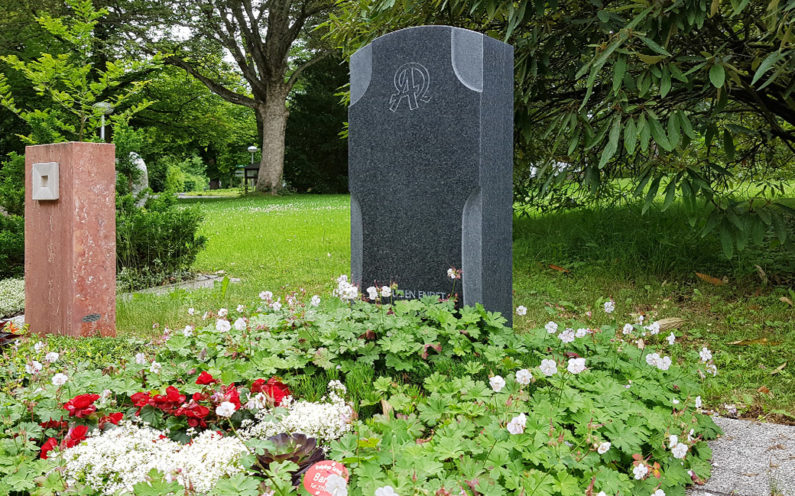 Erfurt Hauptfriedhof Mustergrabanlage Moderner Grabstein als Kreuz - 1