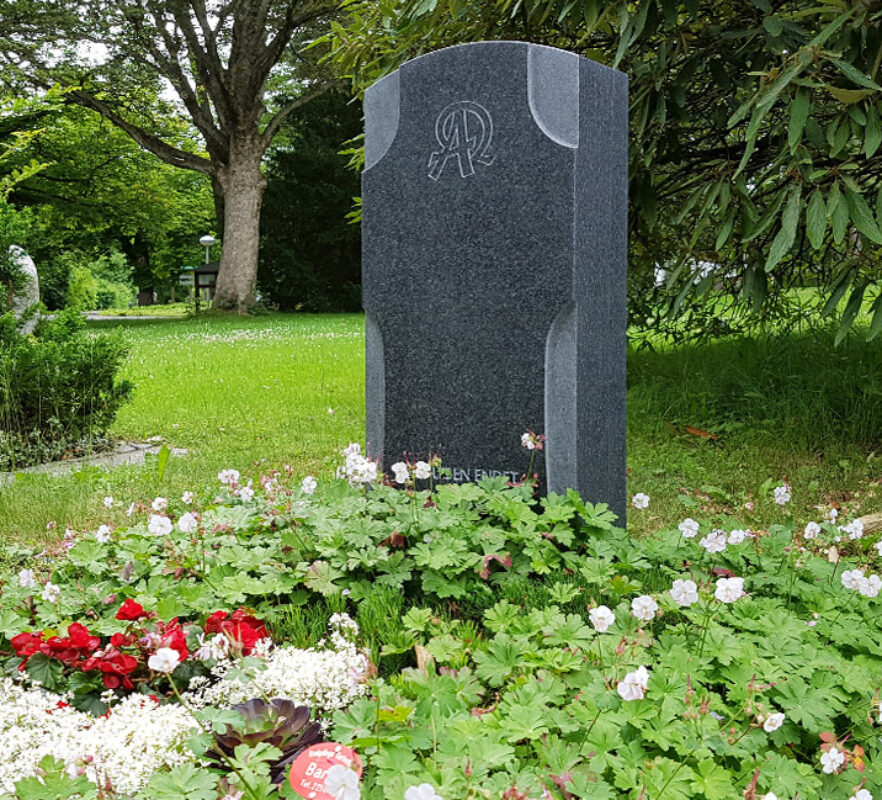 Gestaltung einer Grabanlage - Moderner Grabstein mit Kreuz aus Granit