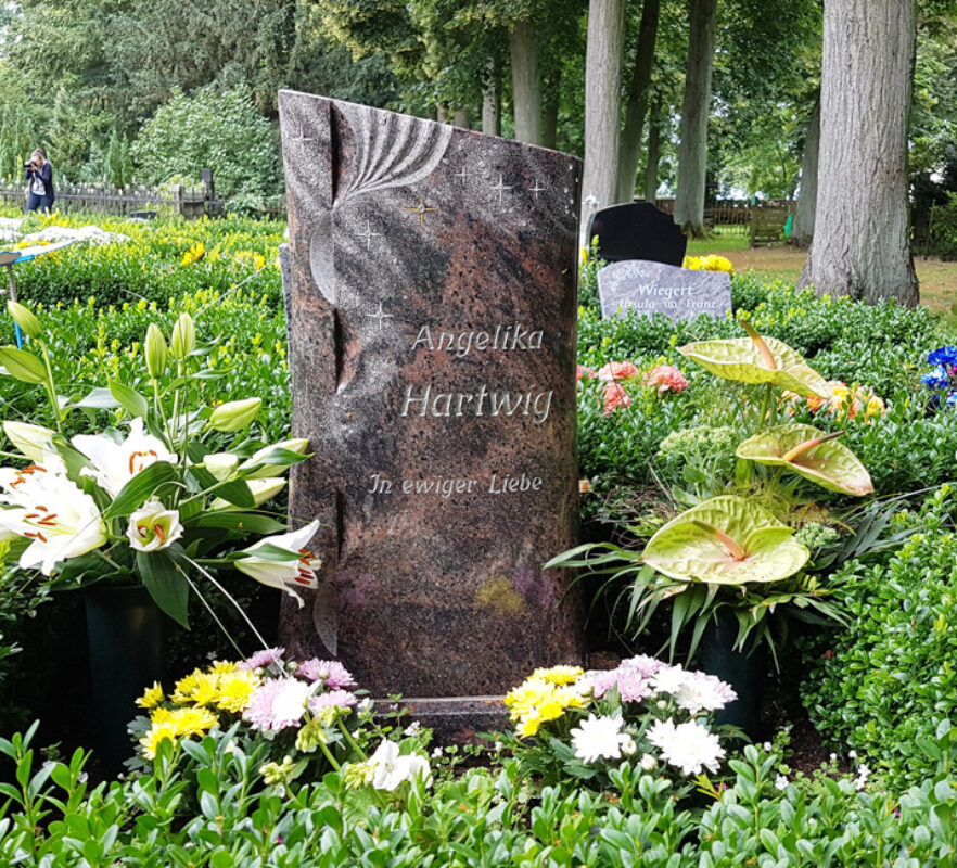 Gestaltung eines Urnengrabes - Grabstein aus Granit mit Swarovski Kristallen