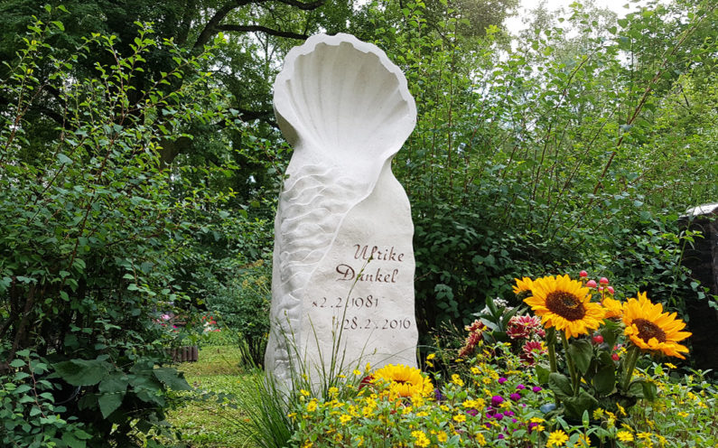 Neustadt an der Orla Evangelischer Friedhof Urnengrabstele Dunkel - 1