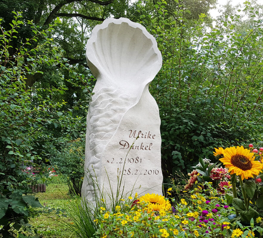 Grabstein Urnengrab mit Sommerbepflanzung / Grabstele mit Muschel Symbol
