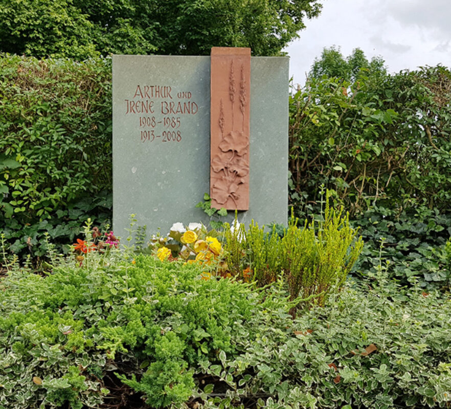 Familiengrab /Doppelgrabstein aus Kalkstein mit immergrüner Bepflanzung / Grabstein mit Keramikband