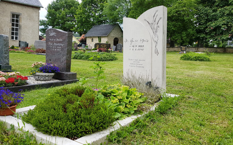 Elleben-Riechheim Evangelischer Friedhof St. Gallus Einzelgrabstein mit Ähren - 1