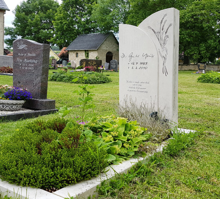 Gestaltung eines Einzelgrabes - Grabstein aus Kalkstein mit Ähren