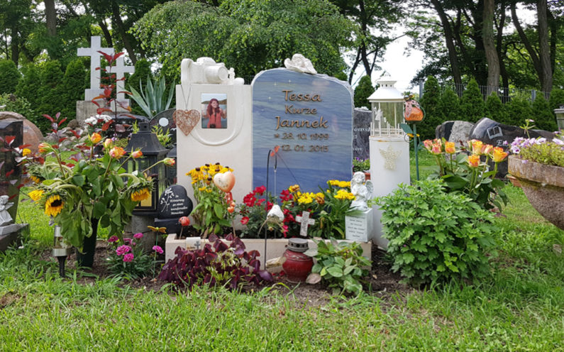 Petershagen evangelischer Friedhof Kindergrabmal Jannek - 1