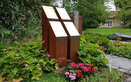 Erfurt Hauptfriedhof Mustergrabanlage Kubischer Grabstein