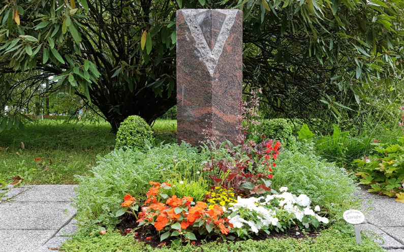 Erfurt Hauptfriedhof Mustergrabanlage Stele Dreieckform - 1