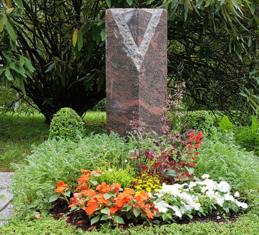 Gestaltung einer Grabanlage - Grabstein als Stele in Dreieckform