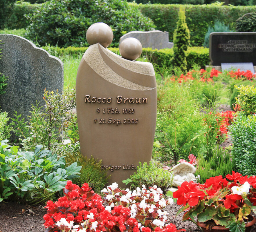 Gestaltung eines Einzelgrabes - Grabstein aus Quarzit