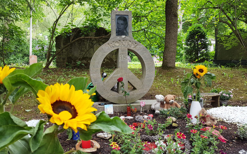 Erfurt Hauptfriedhof Kindergrabmal mit Friedenssymbol - 1