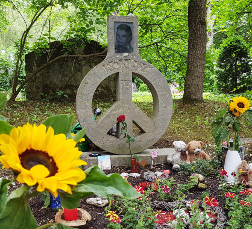 Gestaltung eines Kindergrabes - Runder Grabstein als Peace-Zeichen