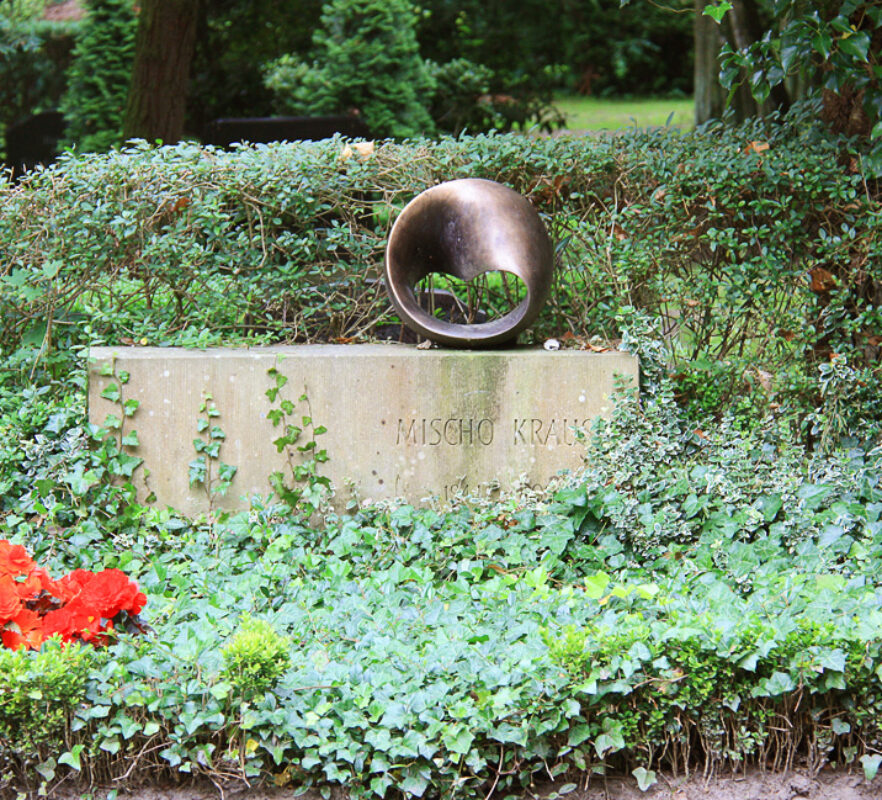 Gestaltung eines Doppelgrabes - Grabstein als Kalksteinblock mit Bronzeskulptur
