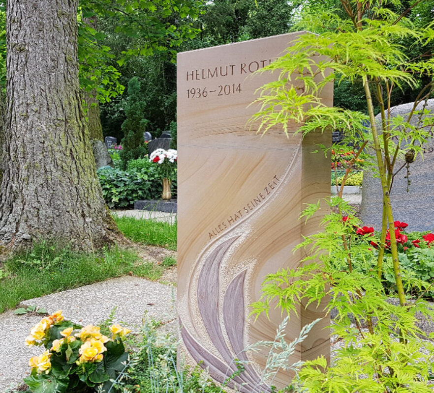 Gestaltung eines Urnengrabes - Grabstele aus Sandstein mit ausgearbeiteten Blättern