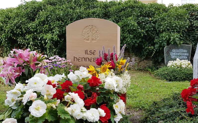 Neustadt an der Orla Evangelischer Friedhof Einzelgrabmal Hirsch - 1