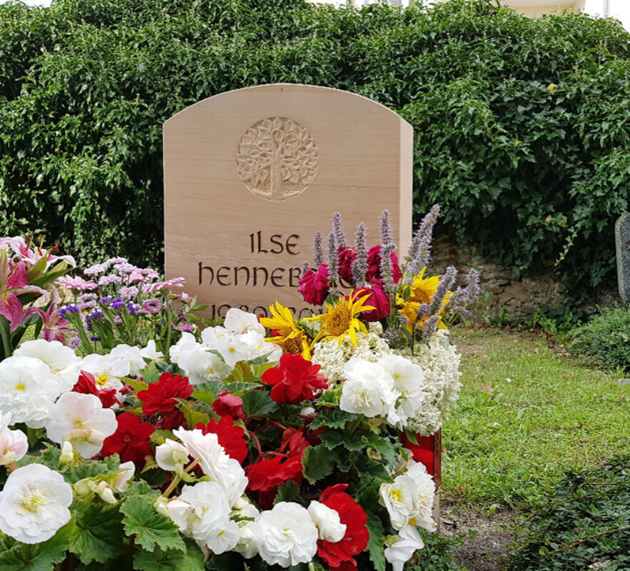 Grabstein Einzelgrabstelle mit sommerlicher Bepflanzung / Grabstein mit Lebensbaum Symbol