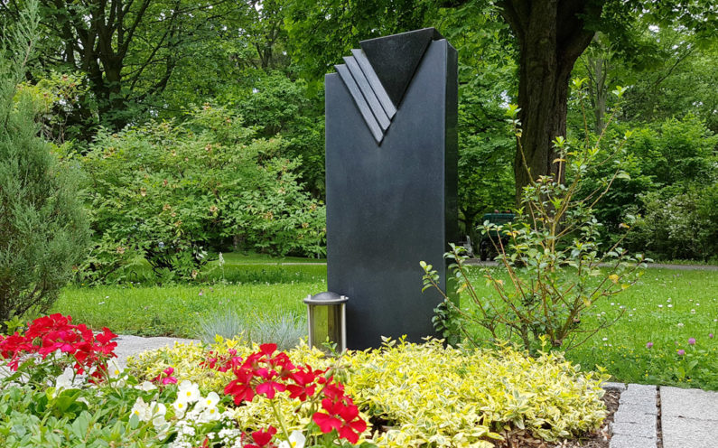 Erfurt Hauptfriedhof Mustergrabstein schwarzer Granit - 1