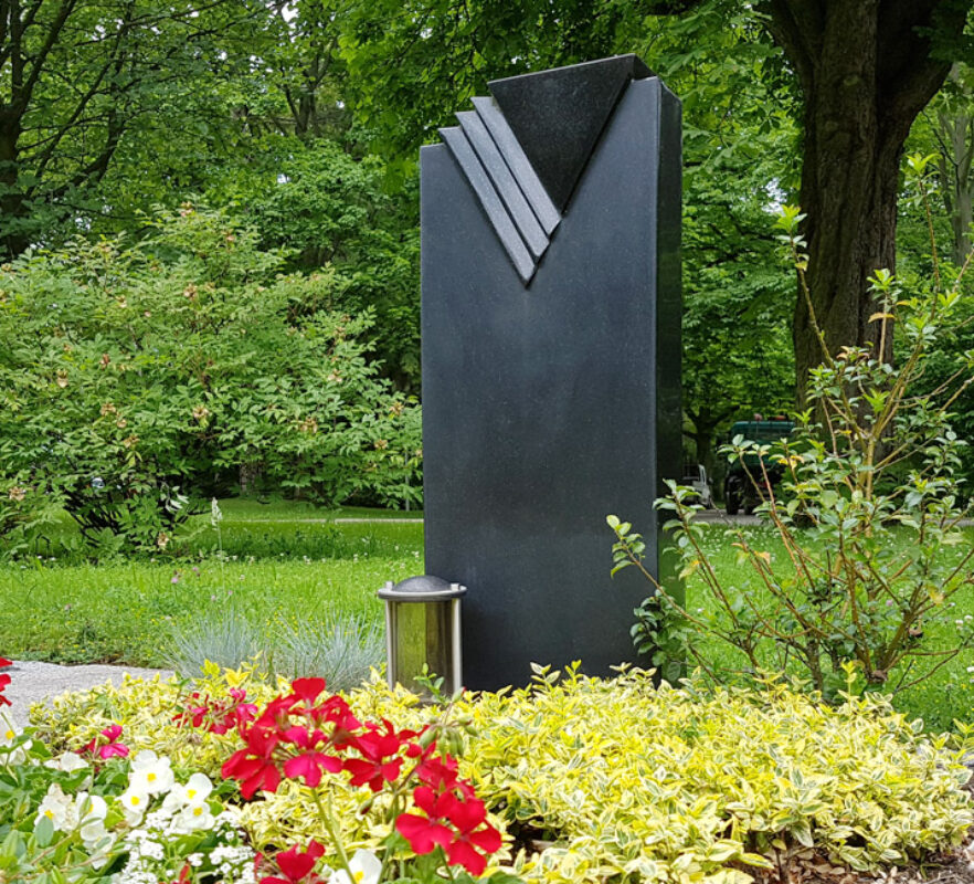 Gestaltungsbeispiel einer Grabanlage - Grabstein aus schwarzem Granit mit Dreiecken