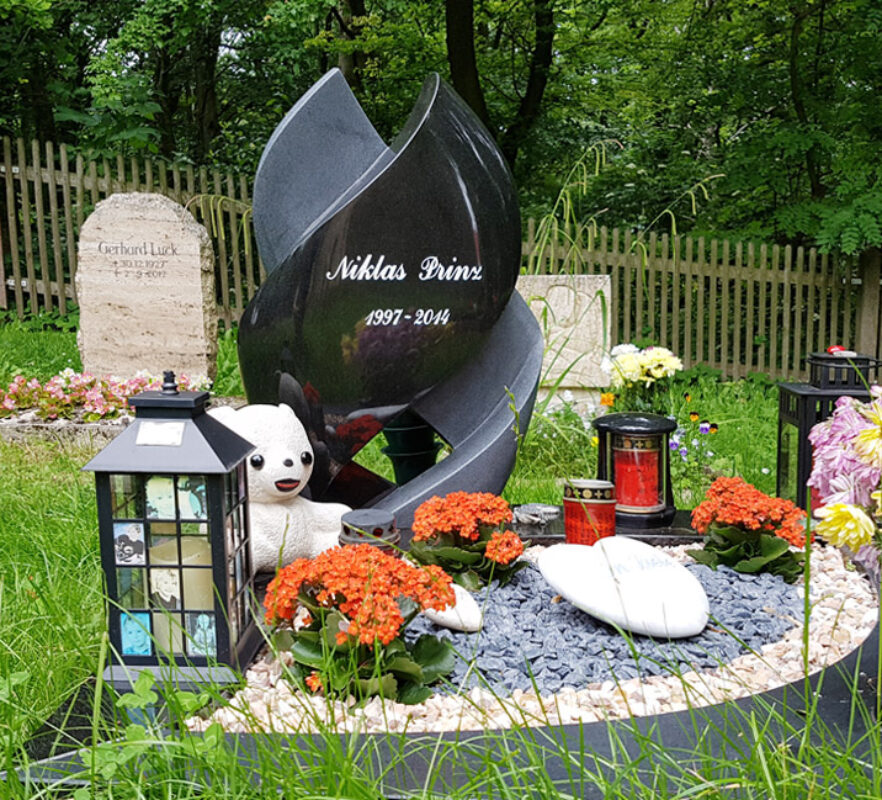 Cospeda Friedhof Urnengrabmal Prinz