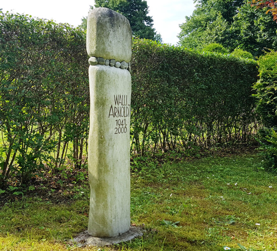 Gestaltung eines EInzelgrabsteines - Grabstele mit Kieselsteinen - Grabschmuck & Grabbepflanzung wurden bewusst weggelassen