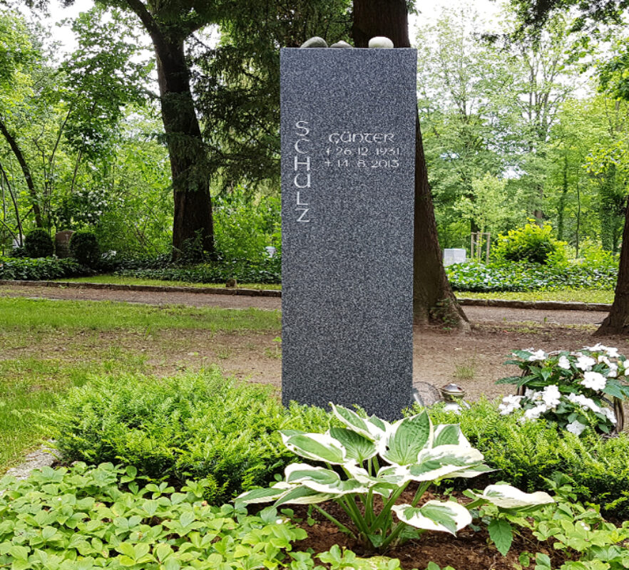 Gestaltung eines Urnengrabes - Grabstele aus Granit