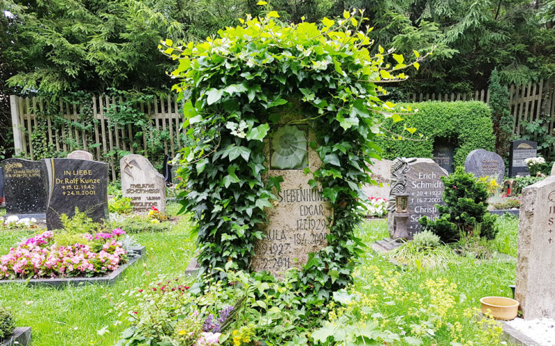 Cospeda Friedhof Grabmal Siebenhüner - 1