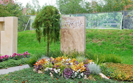 Apolda Landesgartenschau Grabstein mit Bergen Steinmetz Dospiel