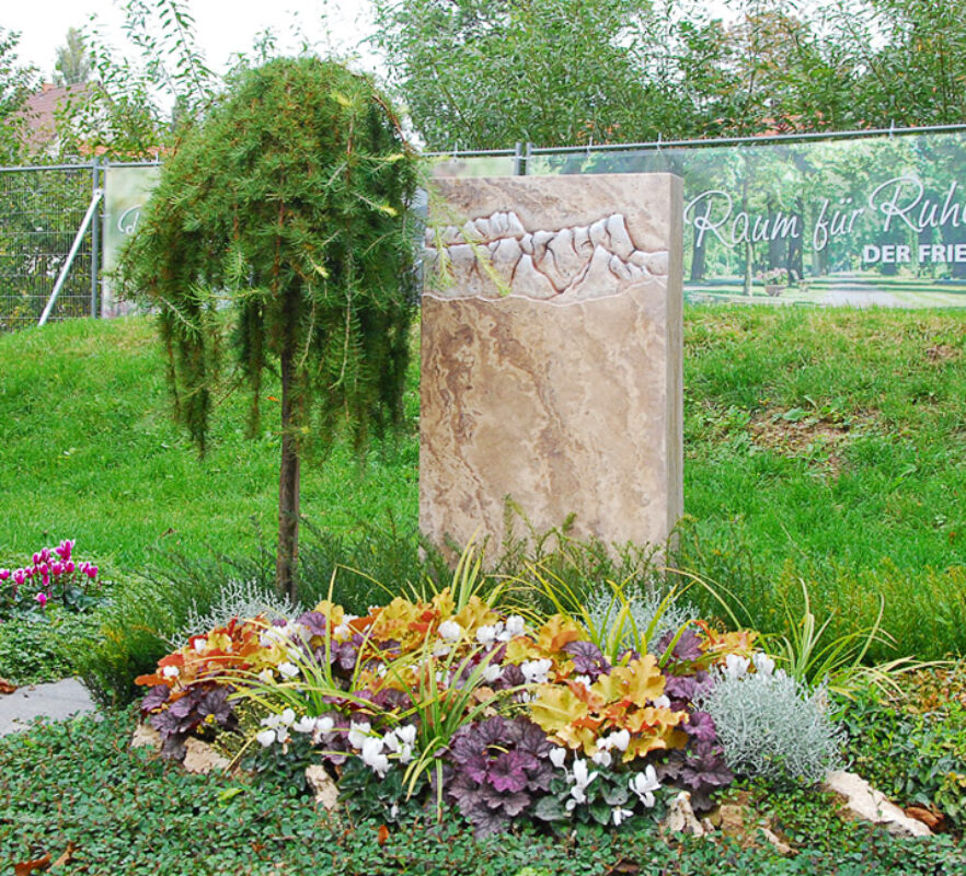 Grabstein mit Bergrelief