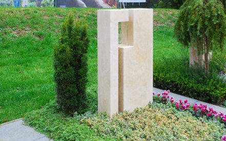Apolda Landesgartenschau Grabstein mit Glas Steinmetz Dospiel