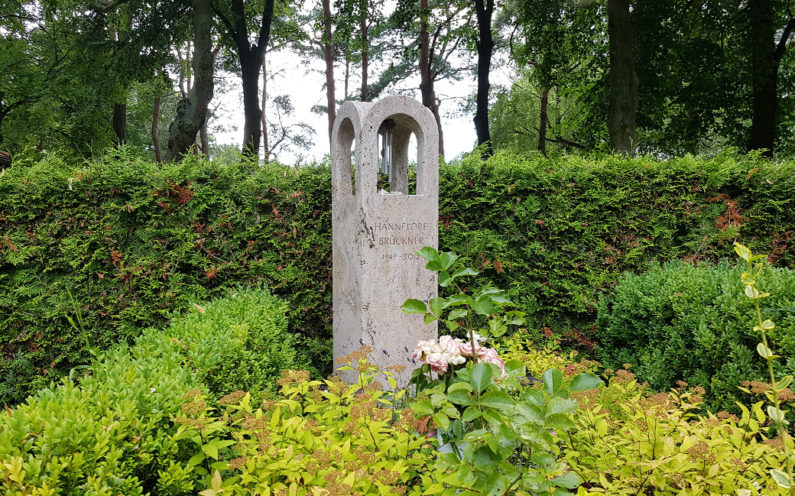 Petershagen evangelischer Friedhof Einzelgabmal Brückner - 1