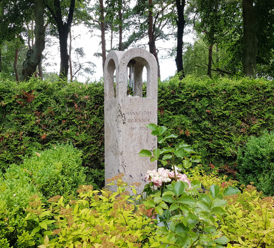 Gestaltung einer Einzelgrabanlage - Grabstele mit Fensteröffnung und Klangspiel
