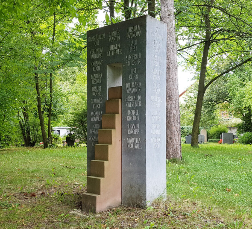 Grabmal Gemeinschaftsgrabanlage ohne Bepflanzung / Grabstein mit Treppe und Tor