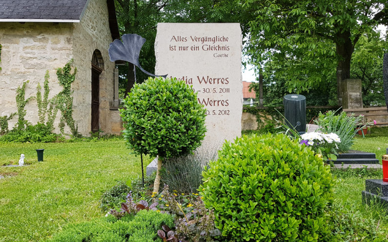 Elleben-Riechheim Evangelischer Friedhof St. Gallus Urnengrabstein Werres - 1