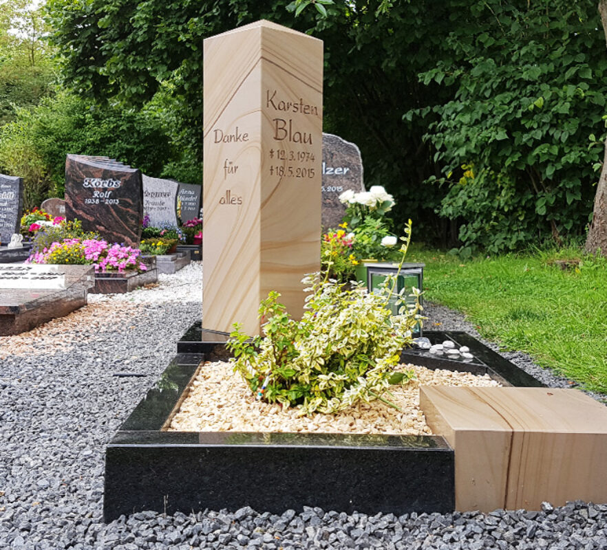 Urnengrab / Grabstele mit pflegeleichter Bepflanzung / Grabstein mit Grabspruch