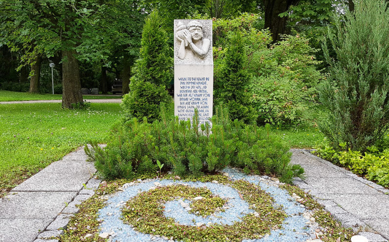 Erfurt Hauptfriedhof Mustergrabanlage mit Stele - 1