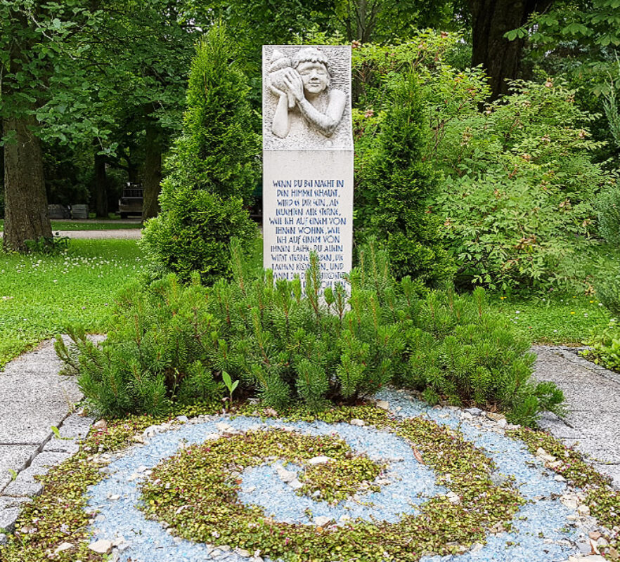 Gestaltung einer Grabanlage - Grabstein Junge mit Muschel aus Kalkstein