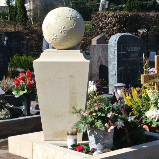 Urnengrabstein mit Einfassung Grabschmuck Grabdekoration im Herbst Steinmetz Hattersheim Friedhof