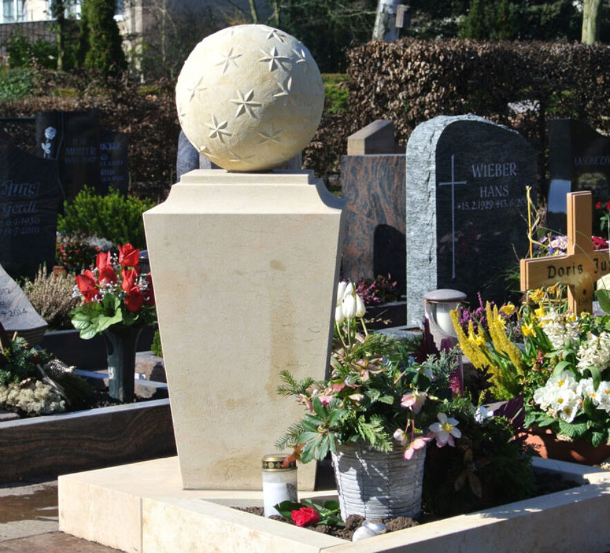 Besonderer Grabstein Urnengrab / Grabstele mit Kugel (Sternenmuster) & Einfassung