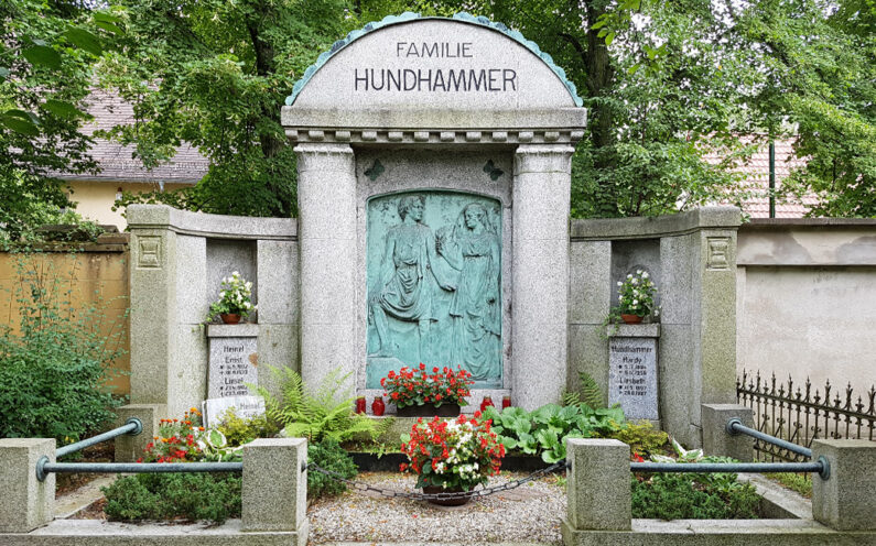 Neustadt an der Orla Evangelischer Friedhof historische Familiengrabanlage Hundhammer - 2