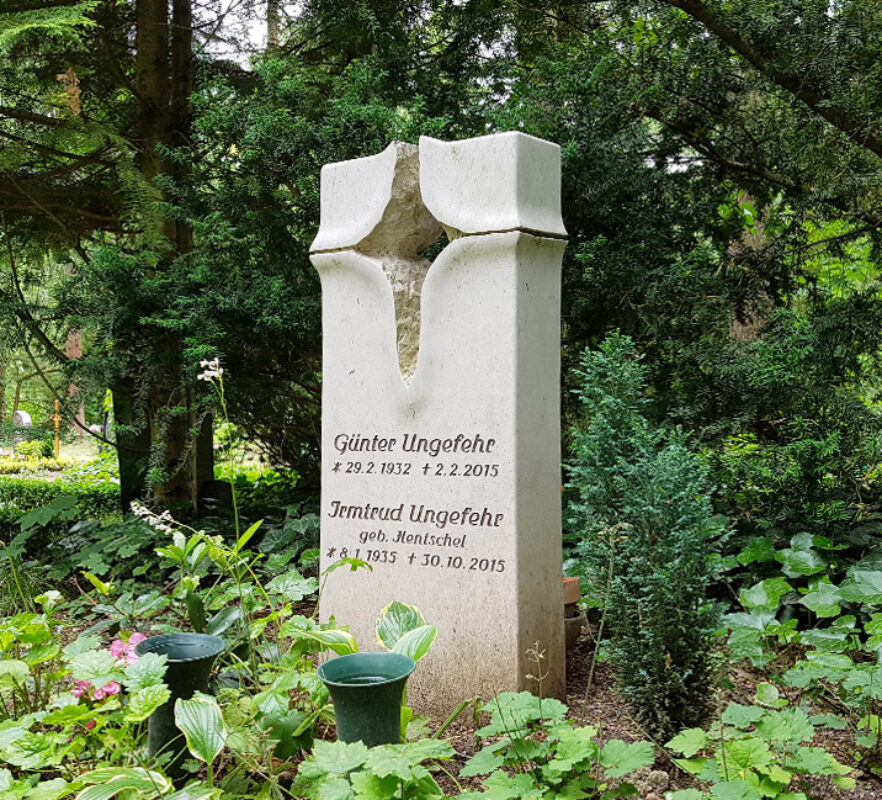 Gestaltung eines EInzelgrabes - Grabstele aus Kalkstein mit Kreuz