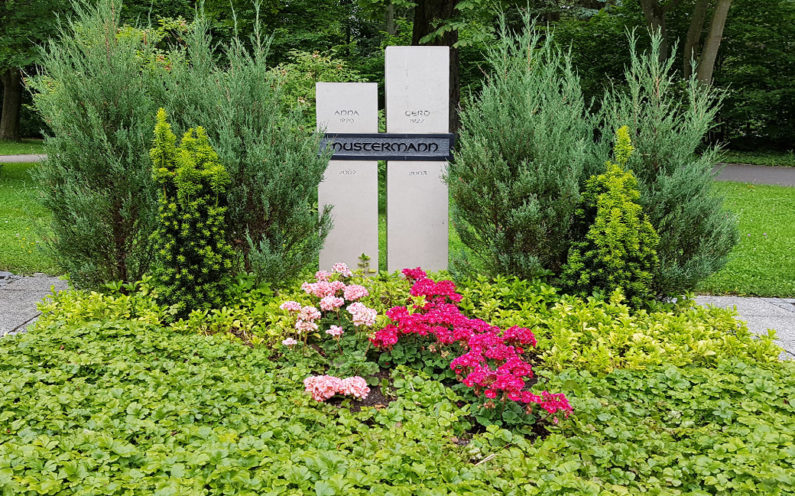 Erfurt Hauptfriedhof Mustergrabanlage Zweiteiliger Grabstein Kalkstein - 1