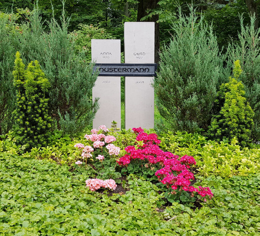 Gestaltung eines Doppelgrabes - Geteilter Grabstein aus hellem Kalkstein und schwarzem Granit