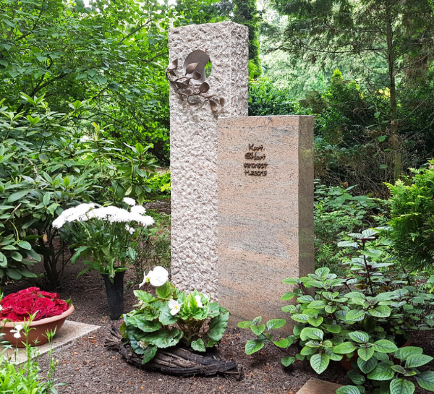 Gestaltung eines Einzelgrabes - Geteilter Grabstein aus Granit mit einer runden Öffnung
