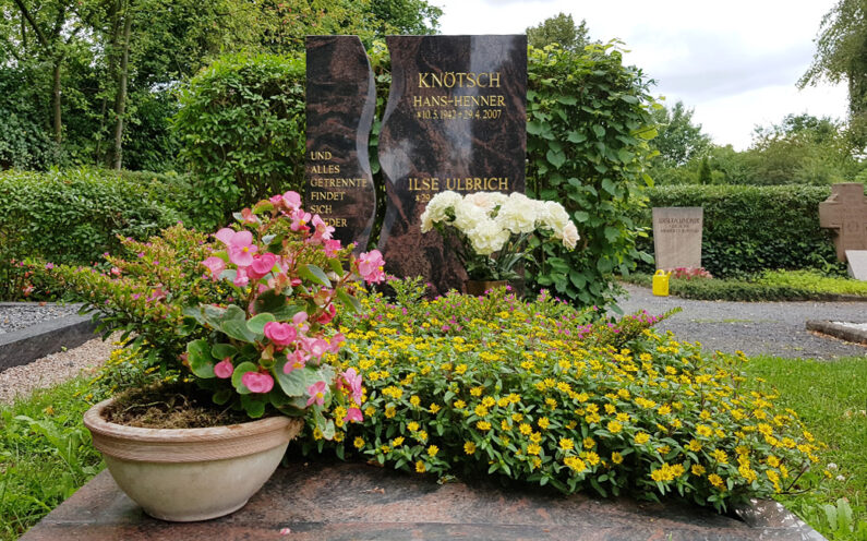 Neustadt an der Orla Evangelischer Friedhof Doppelgrab Knötsch - 1