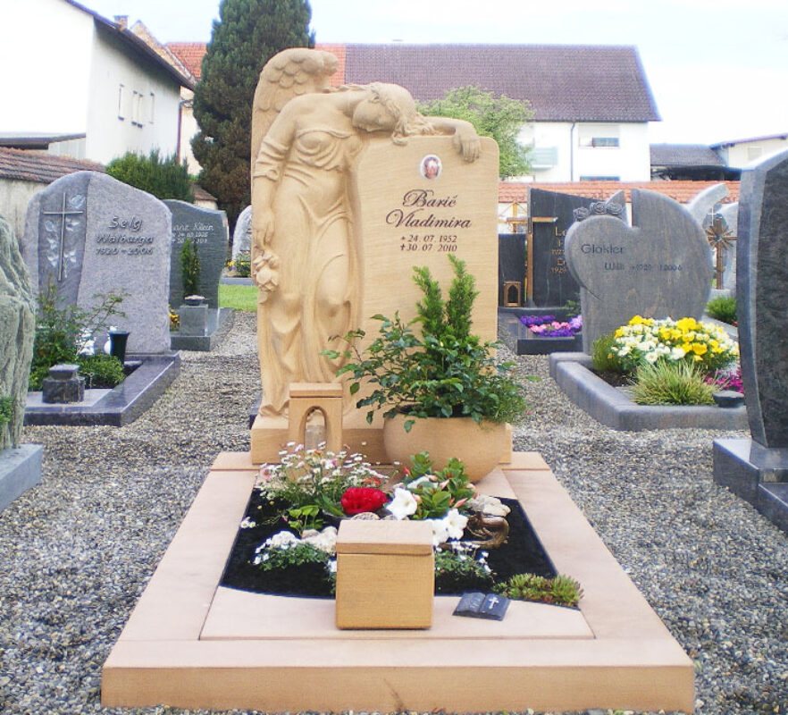 Einzelgrabanlage mit Grabengel aus Sandstein - Grabeinfassung & Grabschmuck